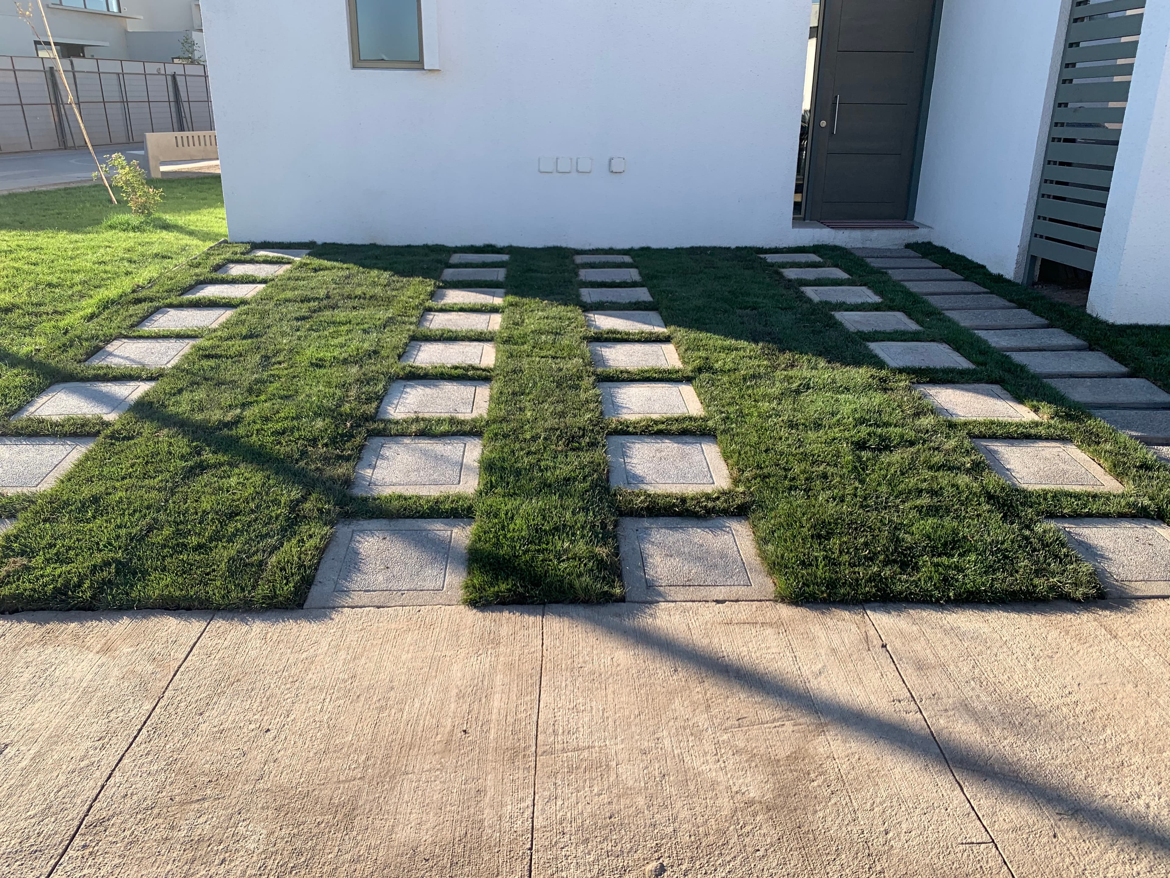Jardín con pasto y pastelones